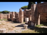 03189 ostia - regio i - insula xii - caseggiato dei triclini (i,xii,1) - hof - ostseite - bli ri nordosten - 06-2024.jpg